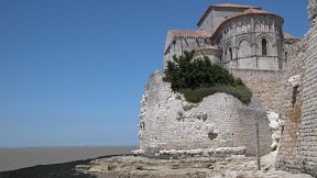 Talmont-sur-Gironde - Sur la falaise dominant la Gironde, l'église romane Ste-Radegonde