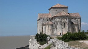 Talmont-sur-Gironde - Eglise romane Ste-Radegonde sur la falaise
