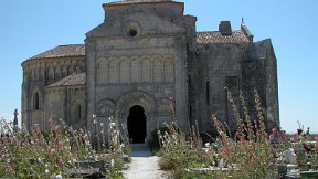 Talmont-sur-Gironde -  Eglise romane Ste-Radegonde, vue depuis l'ancien presbytère