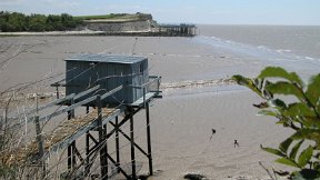 Talmont-sur-Gironde - Carrelet ; en face, la falaise du Caillaud (Vignoble)