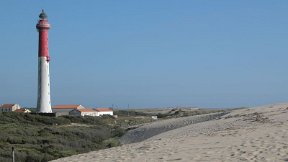 Phare de la Coubre (hauteur 60m, un des plus puissants de France, portée lumineuse de plus de 50 kms) Construit en 1905 à 2 kms de la mer, il n'est plus qu'à quelques centaines de mètres du rivage