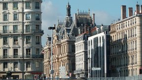 Place des Cordeliers avec la façade du Palais de la Bourse