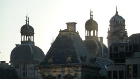 Toits de l'Hôtel de Ville au soleil couchant