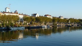 Le Rhône, quai Général Sarrail ; à l'arrière-plan "le crayon"et la tour Incity en construction
